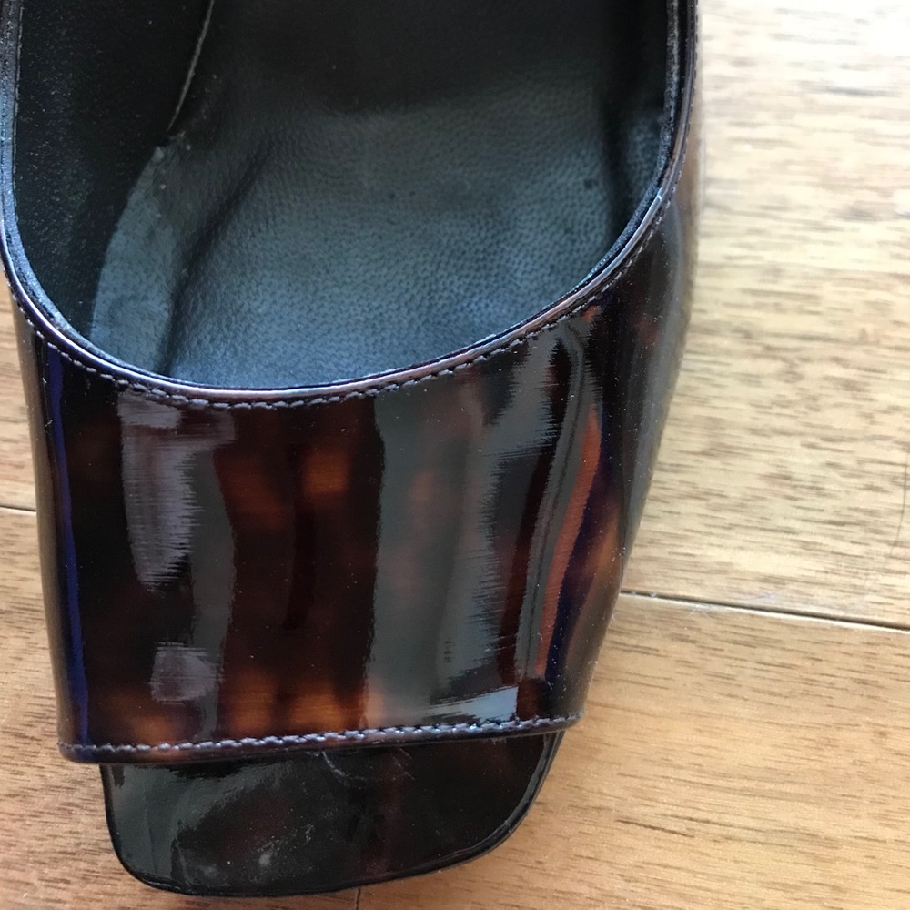 Stuart Weitzman Pantent Tortoise Pump - Picture 3 of 4